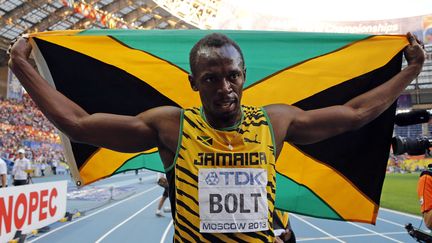 Usain Bolt apr&egrave;s sa m&eacute;daille d'or sur 200 m aux Mondiaux d'athl&eacute;tisme de Moscou (Russie), le 18 ao&ucirc;t 2013. (DOMINIC EBENBICHLER / REUTERS)