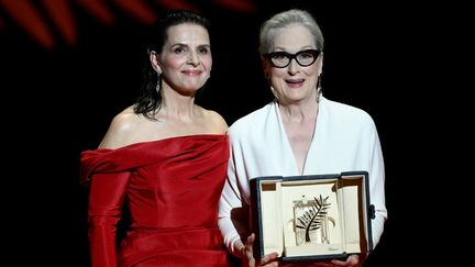 Les actrices Juliette Binoche et Meryl Streep sur la scène du palais des Festivals, à Cannes (Alpes-Maritimes), le 14 mai 2024. (CHRISTOPHE SIMON / AFP)