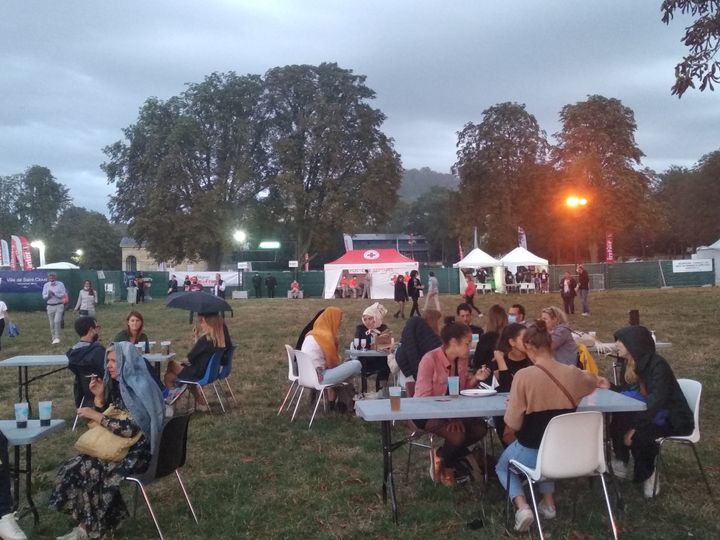 Des participants en marge de la scène du Festival des festivals dans le Domaine national de Saint-Cloud le 27 août 2020.&nbsp; (LS/FRANCEINFO CULTURE)