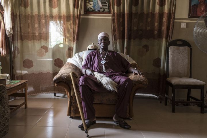 Le chef traditionnel Adeyeye Bamidele Adenji dans sa masion d'Ilesa, dans le sud-ouest du Nigeria, où il a reçu les responsables de Thor Explorations, avant la réouverture de la mine d'or. (Stefan HEUNIS / AFP)