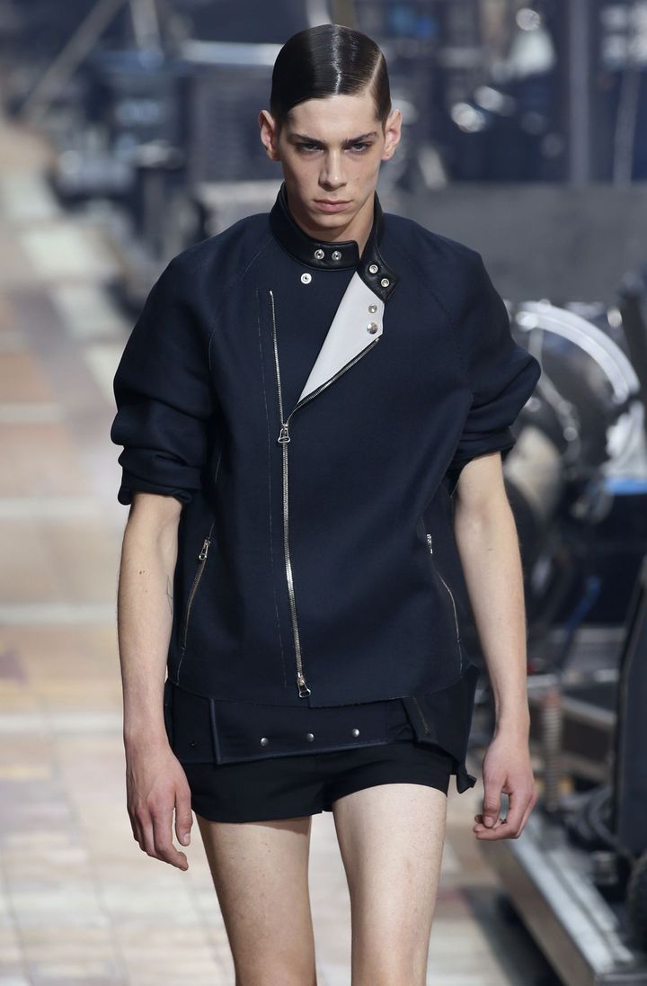 Lanvin redéfinit les volumes avec des pantalons de costume ultra-large. Les tons sont sombres, comme dans de nombreux autres défilés. Les pantalons retiennent l'attention : ils sont portés avec des vestes de costume près du corps, ce qui ne fait qu'accentuer leur coupe ultra-large. Le créateur Lucas Ossendrijver, qui travaille sous la houlette du directeur artistique Alber Elbaz, semble avoir voulu redéfinir les volumes. Des manteaux et des blousons sont également oversized. En revanche, ses shorts, portés avec veste de costume, sont près du corps. Il propose aussi des vestes avec des pressions et des combinaisons pantalons. A noter du rose, notamment pour un trench, et du bleu lumineux.
 (PATRICK KOVARIK / AFP)