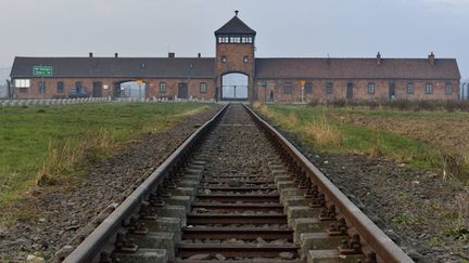 &nbsp; (Image tristement célèbre : l'entrée principale du camp d'extermination d'Auschwitz © Maxppp)