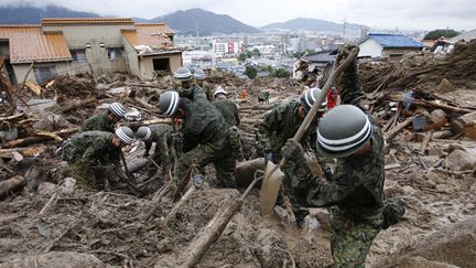 &nbsp; (Les soldats japonais ont été appelés en renfort après les coulées de boue géantes à Hiroshima © REUTERS/Toru Hanai)