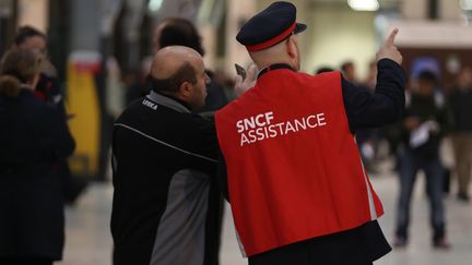 Un agent de la SNCF oriente un passager à la gare de Lyon, à Paris, le 1er juin 2016. (KENZO TRIBOUILLARD / AFP)