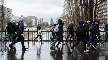 Des lycéens manifestent contre les violences policières, vendredi 25 mars à Paris. (MAXPPP)