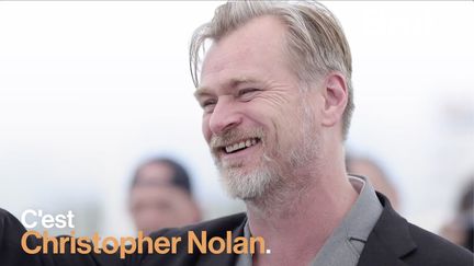 Ses films ont rapporté plus de 4 milliards de dollars de recettes, il réalise des blockbusters dans lesquels il distord la notion de temps linéaire, il refuse de tourner en numérique ou en 3D. C'est Christopher Nolan.