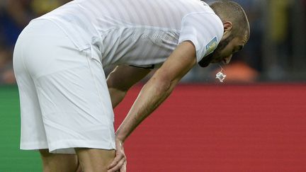 Karim Benzema crache lors du match Equateur-France de Coupe du monde, &agrave; Rio de Janeiro (Br&eacute;sil), le 25 juin 2014.&nbsp; (FRANCK FIFE / AFP)