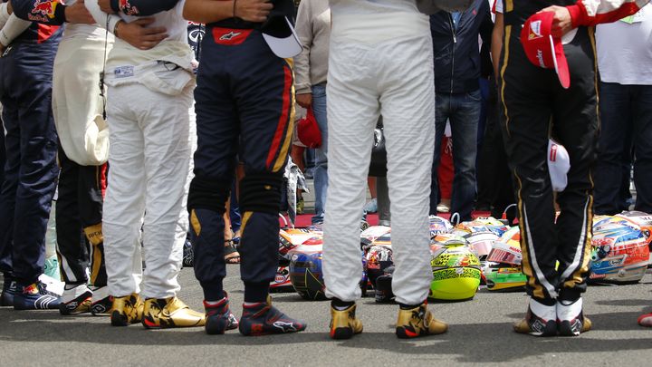 Des pilotes de Formule 1 observent une minute de silence en hommage &agrave; Jules Bianchi, le 26 juillet 2015 pr&egrave;s de Budapest (Hongrie). (LASZLO BALOGH / REUTERS )