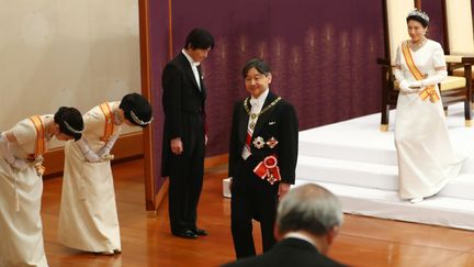 L'empereur Naruhito (au centre) accède officiellement au trône. Il est le 126e à avoir ce titre au Japon. (STR / JAPAN POOL)