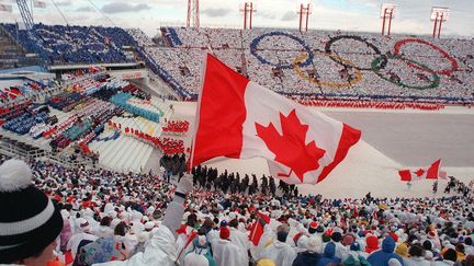 Des fans agitent le drapeau canadien lors des JO de 1988 à Calgary.&nbsp; (JONATHAN UTZ / AFP)