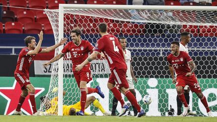 La joie du buteur Javi Martinez et de ses coéquipiers du Bayern Munich. (LASZLO BALOGH / POOL)