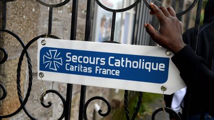 Un logo du Secours catholique lors d'une distribution de vêtements à des migrants à Cancale (Ille-et-Vilaine), le 18 novembre 2016. (MAXPPP)