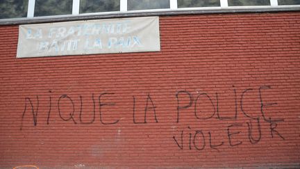 Une inscription hostile aux policiers, le 6 février 2017, à Aulnay-sous-Bois (Seine-Saint-Denis), où l'interpellation violente d'un jeune homme a donné lieu à la mise en examen de quatre policiers, dont l'un pour viol. (ALPHA CIT / CITIZENSIDE)