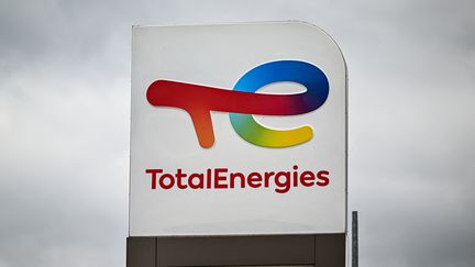 Le logo de TotalEnergies d'une station-service de Genech (Nord), le 5 octobre 2022. (SAMEER AL-DOUMY / AFP)