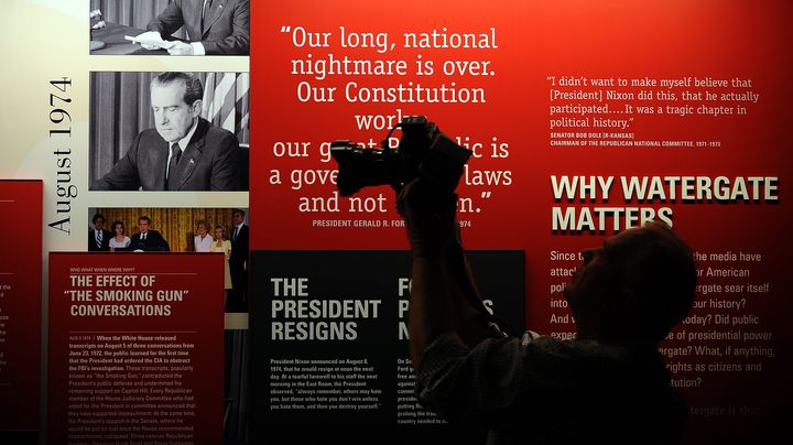 Un visiteur parcourt le mus&eacute;e consacr&eacute; au pr&eacute;sident am&eacute;ricain Richard Nixon, qui pr&eacute;sente un r&eacute;cit d&eacute;taill&eacute; du scandale du Watergate, le 31 mars 2011 &agrave; Yorba Linda, en Californie (Etats-Unis). (GABRIEL BOUYS / AFP)