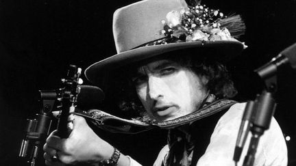 Bob Dylan, maquillé, lors de la "Rolling Thunder Revue" en 1975. (EFE)