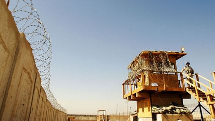 Des soldats américains à la prison d'Abou Ghraib (Irak) en 2006. (WATHIQ KHUZAIE / POOL / AFP)