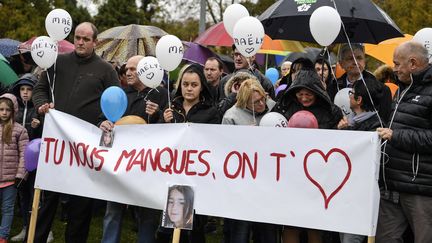 Des habitants se rassemblent lors d'une marche pour la petite Maëlys, aux Abrets-en-Dauphiné (Isère), le 5 novembre 2017. (PHILIPPE DESMAZES / AFP)