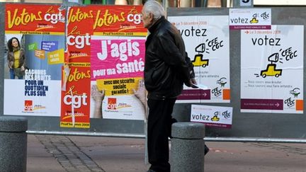 Panneaux électoraux en vue des prud'homales (ici, à Toulouse) (AFP/PASCAL PAVANI)