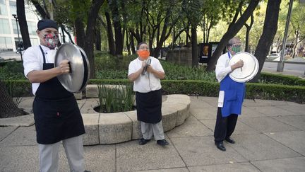 Les employés d'un restaurant de Mexico manifestent pour demander la réouverture de leur établissement, le 12 janvier 2021. (ALFREDO ESTRELLA / AFP)