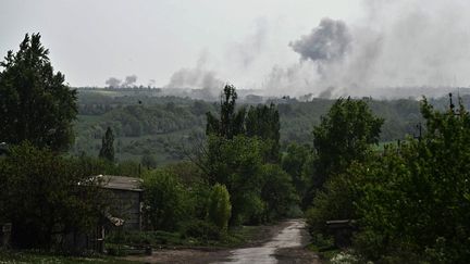 De la fumée s'élève dans le ciel de la localité d'Otcheretyné, où de violents combats ont été rapportés le 28 avril 2024. (GENYA SAVILOV / AFP)