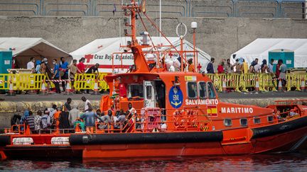 Bateau des gardes-côtes espagnols dans le port d'Aguineguin aux îles Canaries. A son bord, plusieurs dizaines de migrants ayant quitté les côtes africaines et recueillis par la Croix-Rouge. Grande Canarie, le 8 septembre 2020. (DESIREE MARTIN / AFP)