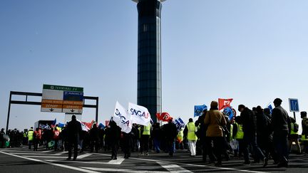 Des employés de la compagnie Air France manifestent, le 22 février 2018, à l'aéroport de Roissy. (PHILIPPE LOPEZ / AFP)