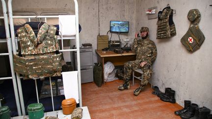 Une exposition présente des armes et véhicules de guerre récupérés sur le front du Haut-Karabakh, ainsi que des soldats en cire, à Bakou (Azerbaïdjan), le 13 avril 2021. (RESUL REHIMOV / ANADOLU AGENCY)