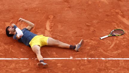 Carlos Alcaraz peut savourer : l'Espagnol de 21 ans a remporté, dimanche 9 juin 2024, son premier titre à Roland-Garros en battant Alexander Zverev en cinq manches. (EMMANUEL DUNAND / AFP)