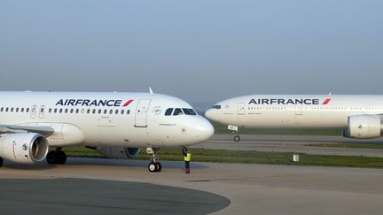 Un Airbus A320 et un Boeing 777 d'Air France&nbsp;à l'aéroport de Roissy. (ARNAUD BEINAT / MAXPPP)