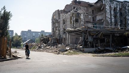 Une vue des dégâts causés par une frappe de roquette russe, dans la région de Pokrovsk, en Ukraine, le 6 septembre 2024. (PATRYK JARACZ / ANADOLU / AFP)