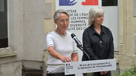 La Première ministre Elisabeth Borne, accompagnée d'Isabelle Rome, ministre déléguée en charge de l'égalité homme-femme, au centre LGBT+ GAG45 à Orléans, le 4 août 2022. (GUILLAUME SOUVANT / AFP)