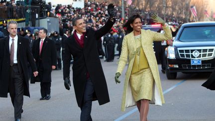 Le 20 janvier 2009, le président Barack Obama et la première Dame Michelle Obama se dirigent vers la Maison Blanche. ( DOUG MILLS POOL  / AFP)