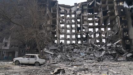 Immeuble détruit dans la ville de Marioupol (Ukraine), le 26 mars 2022. (ANADOLU AGENCY VIA AFP)