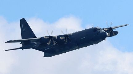 Un avion militaire américain effectue des recherches à Yakushima (Japon), le 2 décembre 2023. (TOSEI KISANUKI / YOMIURI / AFP)