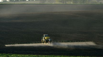 Un épandage de glyphosate dans une exploitation agricole de Piacé, dans la Sarthe, le 23 avril 2021. (JEAN-FRANCOIS MONIER / AFP)