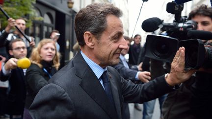 Nicolas Sarkozy, le 24 octobre 2012, &agrave; Paris, apr&egrave;s un d&eacute;jeuner avec Fran&ccedil;ois Fillon. (ERIC FEFERBERG / AFP)