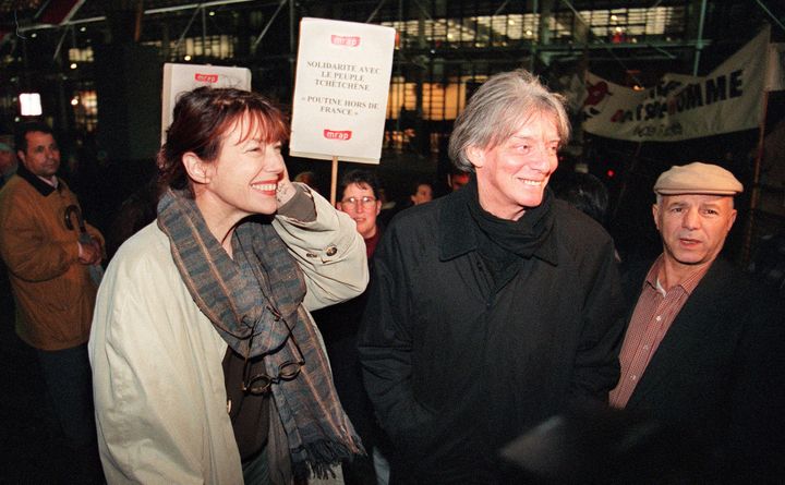 André Glucksmann et Jane Birkin lors d'une manifestation contre la venue en France du président russe Vladimir Poutine en 2000 et en soutien au peuple tchétchène.  
 (EMMANUEL PAIN / AFP)