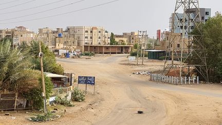 Une rue désertée de Khartoum, la capitale du Soudan, le 27 avril 2023, après près de deux semaines de combats. (AFP)