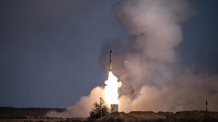 Un missile tiré depuis un système s-400 dans une base militaire russe, située dans le sud de la Russe, le 22 septembre 2020. (DIMITAR DILKOFF / AFP)