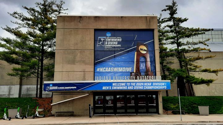 Le Natatorium de l’Université de l’Indiana est une énorme bâtisse au milieu d’un immense campus. (JÉRÔME VAL / RADIO FRANCE)