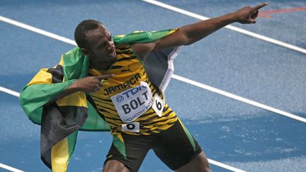 Le Jama&iuml;cain Usain Bolt c&eacute;l&egrave;bre sa victoire en finale du 100m aux championnats du monde d'athl&eacute;tisme, &agrave; Moscou (Russie), le 11 ao&ucirc;t 2013. (GRIGORY DUKOR / REUTERS)