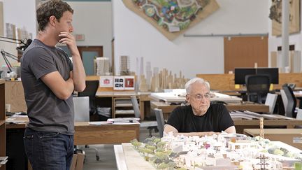 Le patron de Facebook Mark Zuckerberg et l'architecte Frank Gehry, devant la maquette d'un projet de campus, &agrave; Menlo Park (Californie), en 2013. (FACEBOOK / AFP)