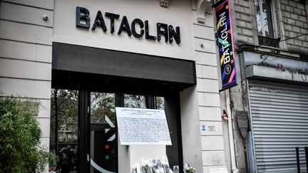 Une plaque commémorative et des fleurs déposées devant le Bataclan à l'occasion du quatrième anniversaire des attentats de novembre 2015, à Paris, le 13 novembre 2019. (STEPHANE DE SAKUTIN / AFP)