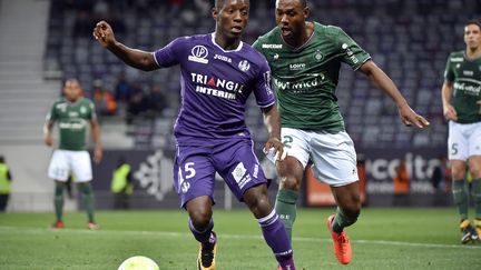 Max-Alain Gradel face à Kévin Théophile-Catherine. (REMY GABALDA / AFP)