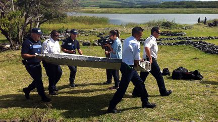 La police transporte le d&eacute;bris d'avion retrouv&eacute; &agrave; La R&eacute;union, le 29 juillet 2015. (YANNICK PITOU / AFP)