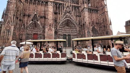 Les touristes sont revenus sur la place de la cathédrale de Strasbourg, mais moins nombreux qu'en 2019. (CORINNE FUGLER / RADIO FRANCE)