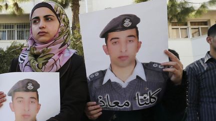 &nbsp; (Des étudiants d'Amman demandaient la libération du pilote jordanien ©  REUTERS/Muhammad Hamed)