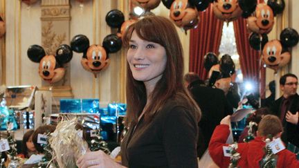 Carla Bruni-Sarkozy pose devant un mur de Mickey,&nbsp;le 17 d&eacute;cembre 2008.&nbsp; (FRANCOIS MORI / POOL)