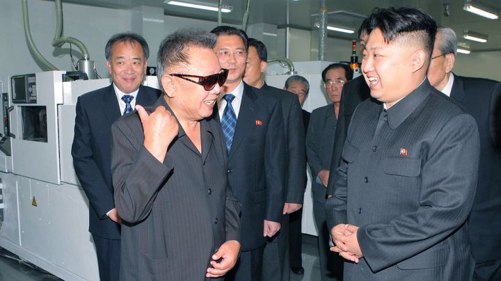 Photo non dat&eacute;e, et distribu&eacute;e en septembre 2011 par l'agence nord-cor&eacute;enne KCNA, montrant l'actuel leader nord-cor&eacute;en Kim Jong-un (&agrave; droite) avec son p&egrave;re,&nbsp;Kim Jong-il. (KCNA / REUTERS)